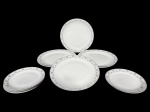 PORCELANA RENNER MEDAILLON, lote com doze (12) pratos confeccionados em porcelana nacional na tonalidade branca com borda decorada por guirlanda floral em monocrmomia com perolados e realces em prata, sendo: A) 6 rasos, medindo 25cm e B) 6 para sobremesa, medindo 18cm.