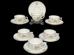 PORCELANA MAUÁ, seis (6) xícaras para café com seus respectivos pires confeccionados em porcelana nacional na tonalidade branca com pintura de flores e folhagens em policromia e borda filetada em ouro, medindo 4x8x6,5cm, 1 bicada e algumas com falhas na prateação.
