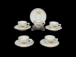PORCELANA POZZANI, cinco (5) xícaras para café com seus respectivos pires confeccionados em porcelana nacional na tonalidade branca, moldada por caneluras na pasta, decorada por flores e folhagens em policromia e filetes em ouro, medindo 4x7,5x5,5cm.