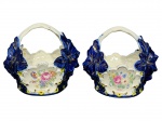 PORCELANAS, par (2) de floreiras confeccionadas em porcelana possívelmente de origem europeia com pintura floral em rica policromia com flores e folhagens moldadas na pasta na tonalidade azul cobalto com realces em ouro, 1 apresenta fio de cabelo na borda, medindo 14x15x12cm.