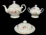 PORCELANA REAL SÃO PAULO, parte de serviço para chá com três (3) peças confeccionadas em porcelana nacional na tonalidade branca com pintura de flores e folhagens em policromia e filetes em ouro, sendo: A) 1 bule para chá, medindo 14x21x10cm, B) 1 açucareiro, medindo 11x14x8cm e C) 1 manteigueira, medindo 8,5x15x8,5cm.