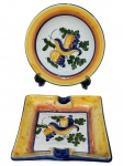 LUIZ SALVADOR, lote com duas (2) peças confeccionadas em faiança na tonalidade branca, decorada por ave e folhagens em policromia com espessa faixa amarela com filete azul, sendo: A) 1 prato decorativo, medindo 20cm (pequena falha na vitrificação) e B) 1 cinzeiro para charutos, medindo 17,5x17,5cm.