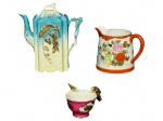 PORCELANAS, lote com três (3) peças confeccionadas em porcelana, sendo: A) 1 bule para café ao gosto Vieux Paris, nas tonalidades azul e amarela, moldada por elementos florais com realces em ouro, medindo 12cm de altura, B) 1 leiteira em porcelana oriental na tonalidade branca com pintura de paisagem e figuras orientais em policromia com realces em ouro, medindo 7x9,5x5,5cm e C) 1 xícara para café na tonalidade rosa decorada por elementos florais e pássaros na borda em ouro, medindo 4,5x6cm.