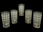 VIDROS, cinco (5) copos para água confeccionados em vidro dos anos 50 translucido com decoração de filetes em prata elementos quadrangulares em tom fosco, leves falhas na prateação, medindo 14x7cm.