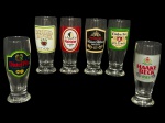 VIDROS, lote com seis (6) tulipas para chopp confeccionadas em vidro translucido com decoração representando marcas de tradicionais cervejarias alemãs, sendo: Distel Pils, Dinkel Acker, Patrizier Urbräu Hell, Henninger Kaiser Pilsner Privat, Einbecker Ur-Bock e Haake Beck Pils, medindo 16,5x6cm.