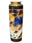 PORCELANA ORIENTAL, um (1) vaso cilindrico confeccionado em porcelana oriental com pintura de dragão oriental em rica policromia com guirlanda floral e realces em ouro, apresentando falhas na douração, assinado no verso, medindo 25cm de altura.