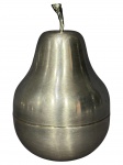 METAL PRATEADO, um (1) porta geleia confeccionado em metal espessurado a prata no formato de pera, ausência do recipiente interno, medindo 16x11cm.