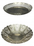 METAL PRATEADO, duas (2) peças confeccionadas em metal espessurado a prata, sendo: A) 1 pequena fruteira com galeria em vazados e bordas em ondulações da manufatura MERIDIONAL, medindo 18cm e B) 1 uveira com rico cinzelado floral em vazados e bordas em ondulações, também, da manufatura MERIDIONAL, medindo 14,5cm.