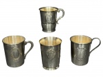 METAL PRATEADO, quatro (4) copos/canecas infantis confeccionadas em metal espessurado a prata de modelos e manufaturas distintas com cinzelado de brasão em relevo, medindo 6,5 e 7cm.