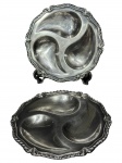 METAL PRATEADO, par (2) de petisqueiras de 3 divisórias confeccionadas em metal espessurado a prata da manufatura EBERLE, borda cinzelada em folhagens torcidas em recortes, banho em bom estado, medindo 20cm.