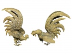 ESCULTURAS, dois (2) galos de rinha confeccionados em bronze com pintura dourada, apresenta falhas na douração, 1 deles com mossa na cabeça, medindo 24x18x19cm e 23x23x14cm.