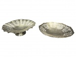 METAL PRATEADO, duas (2) fruteiras confeccionadas em metal espessurado a prata, sendo: A) 1 com rico cinzelado vegetalista em vazados com recortes na borda, medindo 5,5x26,5cm e B) 1 de pé com rico cinzelado vegetalista em vazados, medindo 9x25cm.
