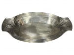 WMF Wurttembergische Metallwarenfabrik (A empresa foi fundada em 1853 por Daniel Straub e os irmãos Schweizer. Em 1880, a Württembergische Metallwarenfabrik AG foi criada através de uma fusão com a Ritter & Co.), uma (1) bandeja oval confeccionada em metal alemão espessurado a prata ao gosto art noveu, banho novo com pequenas mossas no fundo, medindo 35,5x19,5cm.