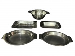METAL INOX - Lote com (4) travessas fundas e (1) tigela confeccionadas em Inox , tamanhos , modelos e decorações distintas , medida da peça maior : 7,5 x 27 x 21 cm / medida da peça menor : 4 x 22 x 16 cm .