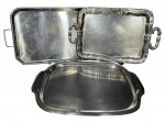 METAL INOX - Lote com (3) bandejas confeccionadas em metal inox , tamanhos , modelos e decorações distintas , medida da peça menor : 48 x 32 cm e medida da maior : 56 x 32 cm , uma possui pequena mossa na alça .