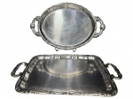 METAL INOX  - Lote com (2) bandejas confeccionadas em aço Inox , sendo uma oval e outra retangular , bordas decoradas em arabescos com alças vazadas , medidas : 50 x 31 cm e 53 x 31 cm