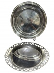 METAL PRATEADO - Lote com (2) pratos em metal espessurado à prata , sendo (A) - 1 com bordas vazadas da manufatura Regência , medida : 29 cm e (B) - 1 com bordas frizadas , medida  : 33 cm