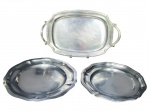 AÇO INOX - Lote com (3) peças confeccionadas em aço inox sendo (2) travessas redondas e (1) bandeja retangular da manufatura wolff , medida da peça maior : 32 cm e medida da peça menor : 29 cm
