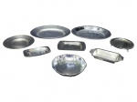 METAL PRATEADO INOX, lote com oito (8) peças confeccionadas em aço inox, sendo 2 travessas ovais, 3 pequenas bandejas retangulares, 1 salva, 1 uveira e 1 prato redondo, maior peça medindo 30,5x20,5cm e menor 16x8cm.