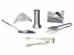 METAL PRATEADO, lote com seis (6) peças confeccionadas em aço inox, sendo: A) 1 paliteiro, apresentando mossa na tampa, medindo 13,5cm, B) 2 porta guardanapos, medindo 8,5x12cm e 7,5x14cm, C) 1 pá para bolo, D) 1 pegador de salada e E) 1 pegador de gelo em metal espessurado a prata.