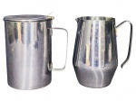 METAL PRATEADO, lote com duas (2) jarras confeccionadas em aço inox, sendo 1 da manufatura HERCULES e 1 da manufatura MERIDIONAL, medindo 18x19x13cm e 18x15x10cm. 1 apresentando leve mossa.