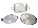 METAL PRATEADO INOX, três (3) peças confeccionadas em aço inox, sendo: A) 1 bandeja retangular da manufatura BELINNI, medindo 43x26cm e B) 2 bandejas redondas, sendo 1 da manufatura BACKER, medindo 36,5x30cm e 36cm.