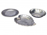 METAL PRATEADO INOX, lote com três (3) peças confeccionadas em aço inox, sendo: A) 1 fruteira no feitio de folha da manufatura MERIDIONAL, medindo 25x22cm, B) 1 travessa redonda da manufatura MERIDIONAL, medindo 24,5cm e C) 1 saladeira da manufatura FRACALANZA, medindo 6x21cm.