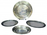 METAL PRATEADO INOX, quatro (4) peças confeccionadas em aço inox, sendo: A) 1 prato decorativo com rico cinzelado floral com pássaro, medindo 31cm de diâmetro e B) 3 travessas ovais com fundo decorado por esferas, medindo 29x17,5cm e 25x17cm.