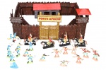 COLECIONISMO, um (1) FORT APACHE, composto por fortificação em estilo faroeste, com portões, paliçadas, torres e edificações internas, acompanhado por diversas miniaturas de soldados, cavaleiros e indígenas, em plástico rígido pintado, peça nostálgica que remete aos brinquedos clássicos das décadas de 1960/70, muito apreciados por colecionadores de brinquedos antigos, cenários cowboy & índio e dioramas, vendido no estado da foto, faltando algumas peças. Acondicionados em maleta original.