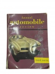 LIVRO, uma (1) edição anual da clássica publicação Annual Automobile Review, ano de 1955, dedicada ao panorama mundial da indústria automobilística do pós-guerra. Obra de referência que reúne modelos, conceitos, inovações técnicas e tendências do design automotivo da época, com farto material gráfico e textos analíticos. A capa apresenta icônico automóvel futurista em estilo streamline, refletindo a estética visionária dos anos 1950, período marcado pela corrida tecnológica e pelo surgimento de linhas aerodinâmicas que definiriam o design automotivo das décadas seguintes. Apresenta marcas do tempo e de uso,  fungos internos, possivelmente já foi molhado.