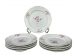PORCELANA REAL, nove (9) pratos para sobremesa confeccionados em porcelana nacional na tonalidade branca com pintura de flores e folhagens em policromia com borda filetada em ouro, medindo 18,5cm, 2 possuem bicado.