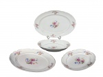 PORCELANA REAL, quatro (4) travessas ovais, sendo 1 funda,  confeccionadas em porcelana nacional na tonalidade branca com pintura de flores e folhagens em policromia com borda filetada em ouro, maior medindo 41x27cm / 33x21cm / 30x18cm e funda 6x28,5x21cm. 1 possui bicado. Falhas no filete em ouro.;