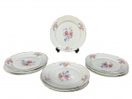 PORCELANA REAL, dez (10) pratos rasos confeccionados em porcelana nacional na tonalidade branca com pintura de flores e folhagens em policromia com borda filetada em ouro, medindo 23cm e 2 possuem bicados, apresentam leves falhas na douração.