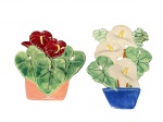FAIANÇAS, duas (2) placas de parede representando vaso de flores distintos confeccionados em faiança vitrificada com pintura em policromia, ambos possuem colado, medindo 23x16cm e 18x17cm.
