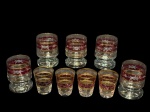 VIDROS, lote com nove (9) copos confeccionados em vidro translucido, ambos decorados por faixa na tonalidade vinho decorado por folhagens e faixas em ouro, sendo: A) 5 para água, medindo 10x7cm e B) 4 para coquetel, medindo 7,5x6cm.
