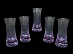 VIDROS, cinco (5) copos para água confeccionados em vidro prensado na tonalidade roxa com base moldada em gomos, 1 apresenta bicado na borda, medindo 15,5x6cm.