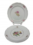 PORCELANAS, lote com duas (2) peças confeccionadas em porcelana nacional na tonalidade branca, sendo: A) SCHMIDT, 1 prato decorativo com elementos vegetalistas em relevo na pasta, pintura floral em policromia e filete em ouro na borda, medindo 28cm e B) REAL, 1 prato para bolo com pintura floiral em policromia e filetes em ouro, medindo 32cm.