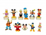 COLECIONISMO, lote com onze (11) miniaturas clássicas da Disney, representando personagens icônicos como Mickey Mouse, Minnie, Donald Duck, Margarida e Pateta, em diferentes poses e variações de modelo. Peças em material plástico moldado, com pintura manual e acabamento típico de brindes e colecionáveis infantis das décadas de 1980/199, maior medindo 7,5cm e menor 4cm.