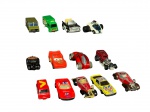 COLECIONISMO, lote com treze (13) miniaturas de carrinhos de modelos, tamanhos, decorações e materiais distintos, maior medindo 8cm e menor 4,5cm, apresentam marcas de uso.