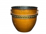METAL COBREADO, um (1) pequeno cachepot confeccionado em metal cobreado com decoração martelada, faixa em metal dourado cinzelado por perolados, alças laterais em argola, medindo 15x16cm.