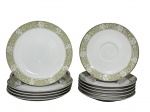 PORCELANA SANGO, lote com onze (11) peças confeccionadas em porcelana na tonalidade branca, borda com espessa faixa na tonalidade verde com guirlanda floral em monocromia, sendo 5 pratos de sobremesa, medindo 17cm e 6 pires para xícaras de chá, medindo 15cm.