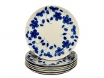 PORCELANA STEATITA, seis (6) pratos para sobremesa confeccionados em porcelana nacional na tonalidade branca decorados por guirlanda floral na tonalidade azul cobalto, medindo 19cm, 1 bicado.