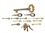 DIVERSOS, lote com dezoito (18) chaves antigas confeccionadas em materiais metálicos distintos, de interesse decorativo, cenográfico e colecionável, ideais para composição de ambientes rústicos, vintage ou uso em projetos de decoração temática. Estado conforme imagens, com marcas do tempo e uso compatíveis com a antiguidade.