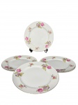 PORCELANA SANGO, seis (6) pratos para sobremesa confeccionados em porcelana na tonalidade branca com pintura de flores e folhagens em policromia e borda filetada em ouro, medindo 19,5cm.