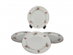 PORCELANA SANGO, seis (6) pratos rasos confeccionados em porcelana na tonalidade branca com pintura de flores e folhagens em policromia e borda filetada em ouro, medindo 23cm, falhas na douração.