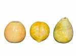 DIVERSOS, três (3) frutos distintos confeccionados em pedra de tom claro, maior medindo 8cm e menor 6,5cm.