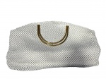 ACESSÓRIO FEMININO, uma (1) bolsa clutch confeccionada em malha de metal pintado na tonalidade branca, ferragens em metal dourado, interior em tecido branco com marcas do tempo, medindo 17x30cm.