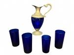 VIDROS, lote com cinco (5) peças, sendo: A) 1 jarra com base e gargalo em metal com falhas na prateação, medindo 29,5x18x6,5cm e B) 4 copos para água, medindo 13x7cm e 1 medindo 12x6cm, confeccionados em vidro na tonalidade azul cobalto.