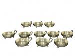 METAL PRATEADO, onze (11) taças para sobremesa confeccionadas em metal espessurado a prata de dois modelos, sendo 6 com alça lateral cinzelada por folhagens e granulados apoiados sobre 3 pés curvos e 5 com corpo liso e apoiada sobre 3 pés em bola, medindo 3,5x11x9,5cm e 5x11x8,5cm.