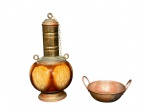 FAIANÇA e COBRE, lote com duas (2) peças, sendo: A) 1 cantil com bojo confeccionado em faiança vitrificada com pintura acidada na tonalidade marrom, base e guarnição em metal cobreado com sinais de oxidação, medindo 28cm de altura e B) 1 pequeno tacho confeccionado em metal cobreado martelado, medindo 7x16x12cm.